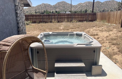 Pioneertown Casa | 🏜️Rawhide Ranch - Walk to Pappy and Harriet's with HOT TUB!🏜️
