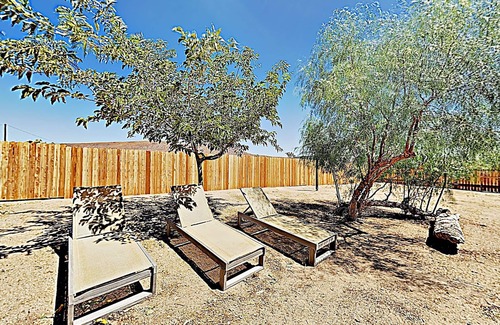 Pioneertown Casa | 🏜️Rawhide Ranch - Walk to Pappy and Harriet's with HOT TUB!🏜️