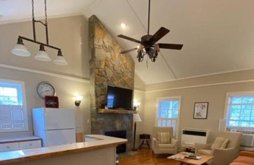 Altamont Casa | Ray and Sue’s Cottages - 12 B Fish Camp Circle