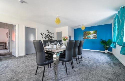 Batley Casa | -RB 2F 421- For your Relaxed, Cosy stay, Parking
