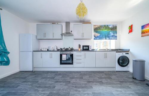 Batley Casa | -RB 2F 421- For your Relaxed, Cosy stay, Parking