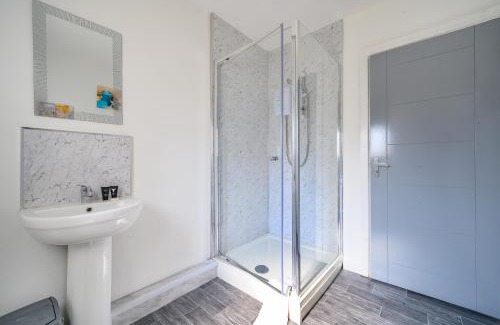 Batley Casa | -RB 2F 421- For your Relaxed, Cosy stay, Parking