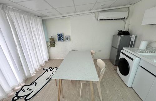 Zhongzheng Casa | RB house 2 min walk metro guting 55 inch smart TV 3 floors Lo-fi style house