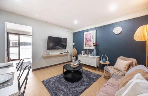 Chom Phon Casa | RB7 Chatuchak House, Netflix, HighSpeedNet, Metro