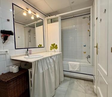 Museo Apartamento | RC Reyes Catolicos St right beside Trianas Bridge
