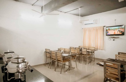 Perundurai Hotel | RD HOTEL ANNA STATUE
