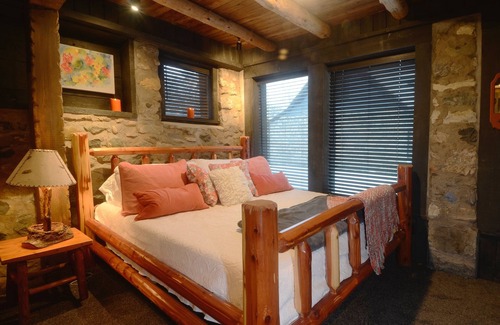 Charlevoix Chalet De Esquí | ¡Reimaginamos la casa de hongos Charlevoix Michigan, una escapada romántica con techo de paja!