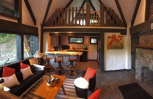 Charlevoix Chalet De Esquí | ¡Reimaginamos la casa de hongos Charlevoix Michigan, una escapada romántica con techo de paja!