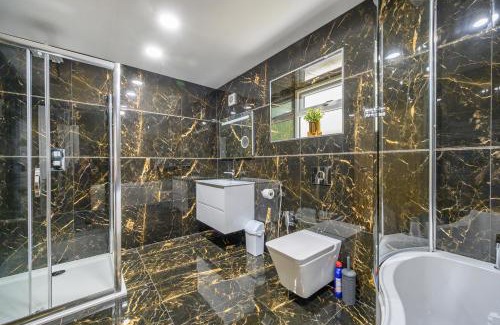 Batley Casa | -RE7B- For your relaxed and Cosy stay with Free WiFi