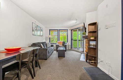 East Kootenay Apartamento | Reach Your Peak, Ski In, Ski Out, Pool, Hot Tub