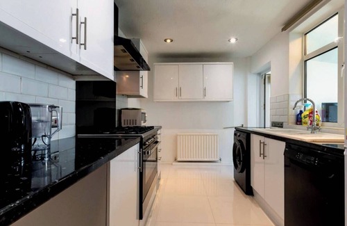 Reading Casa | Reading - 3-Bed House - Sleeps 6 - Garden - WiFi