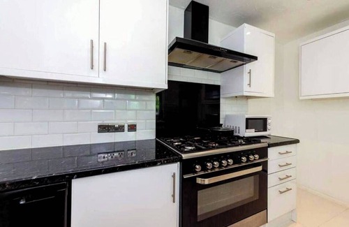 Reading Casa | Reading - 3-Bed House - Sleeps 6 - Garden - WiFi