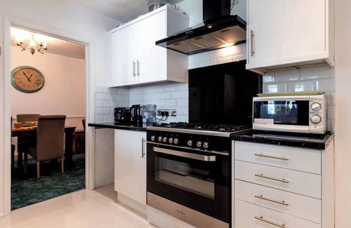 Reading Casa | Reading - 3-Bed House - Sleeps 6 - Garden - WiFi