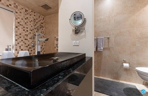 Gold Coast Villa | ¡GEM REAL! Incluye canchas de tenis, casa club, gimnasio, piscina privada, aire acondicionado, caja fuerte.