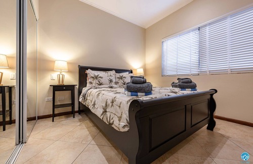 Gold Coast Villa | ¡GEM REAL! Incluye canchas de tenis, casa club, gimnasio, piscina privada, aire acondicionado, caja fuerte.