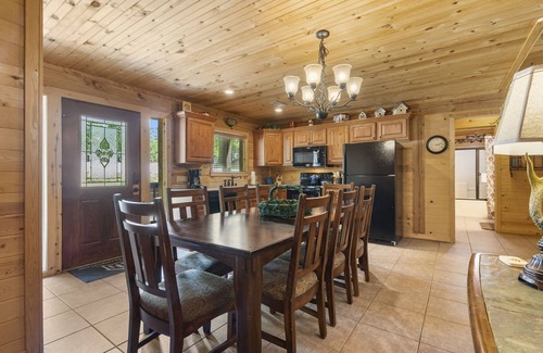 Branson Cedars Cabina | Cabaña de troncos con jacuzzi! Caribou Canyon Lodge!