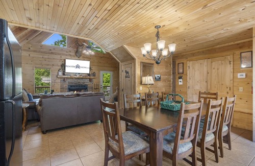 Branson Cedars Cabina | Cabaña de troncos con jacuzzi! Caribou Canyon Lodge!