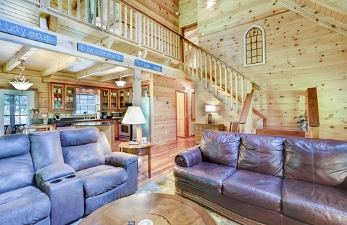 Indian Rock Springs Cabina | Real Log Cabin in Mountain Forest! Pet Friendly, Fiber WiFi, Near Casino/Rafting