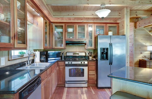 Indian Rock Springs Cabina | Real Log Cabin in Mountain Forest! Pet Friendly, Fiber WiFi, Near Casino/Rafting