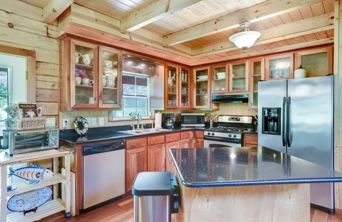 Indian Rock Springs Cabina | Real Log Cabin in Mountain Forest! Pet Friendly, Fiber WiFi, Near Casino/Rafting