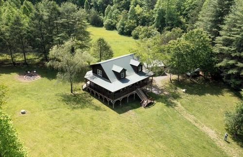 Indian Rock Springs Cabina | Real Log Cabin in Mountain Forest! Pet Friendly, Fiber WiFi, Near Casino/Rafting