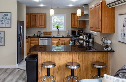 Seawall Casa | Rebel's Retreat-Minutes to hiking & ocean!
