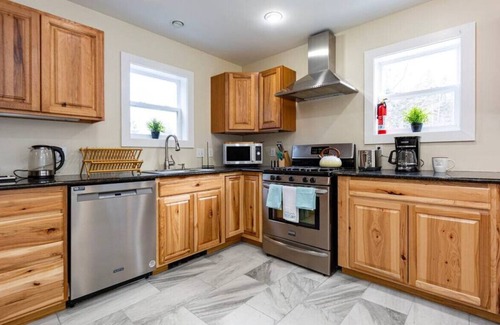 Seawall Casa | Rebel's Retreat-Minutes to hiking & ocean!