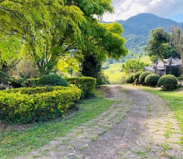 Goncalves Chalet De Esquí | RECANTO FLORES DA MONTANHA- via fácil ASFALTO, VISTA das Montanhas