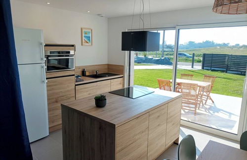 Plouguerneau Casa | Recent house facing the dunes and Grève Blanche beach, at the foot of the GR34.