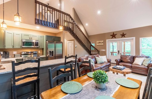 Sylva Cabina | Recently Built Riverfront Cabin on the Tuckasegee minutes away from WCU & Sylva