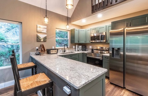 Sylva Cabina | Recently Built Riverfront Cabin on the Tuckasegee minutes away from WCU & Sylva