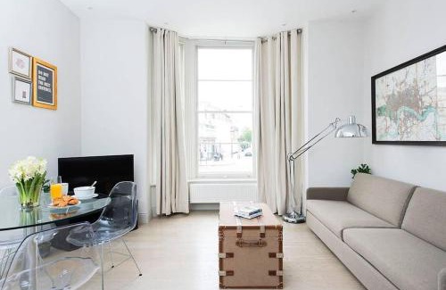 Askew Apartamento | Recently redecorated bright 1BR near Shepherds Bush with parking SOA