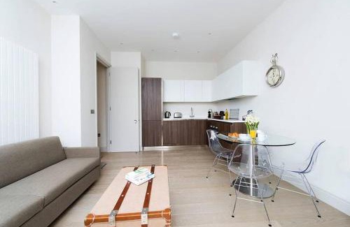 Askew Apartamento | Recently redecorated bright 1BR near Shepherds Bush with parking SOA