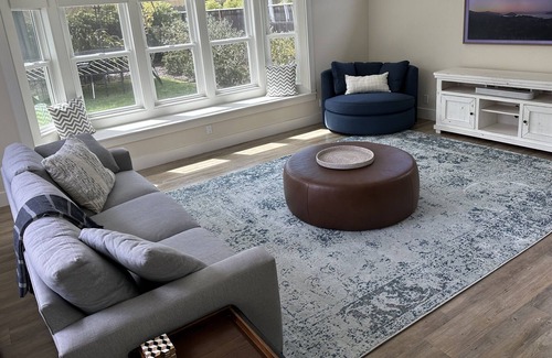 Tiburon Casa | Recently Remodeled 4 Bedroom, Single-level House, Walk to Stores & Trails