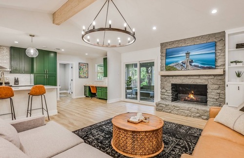 Forest North Estates Casa | Recently Remodeled Home~ Great for Small Groups & Families!