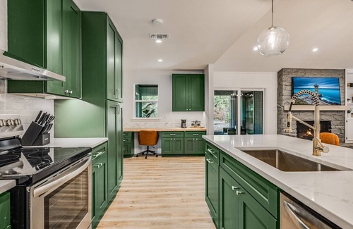 Forest North Estates Casa | Recently Remodeled Home~ Great for Small Groups & Families!