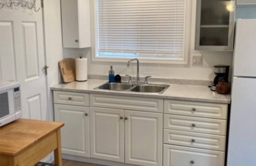 Regional District of Nanaimo Cabaña | Recently reno'd cottage with private fenced yard, near beach, trails & village.