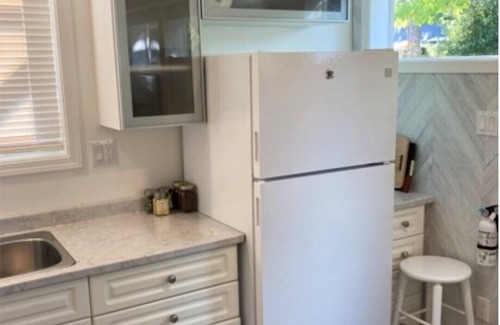 Regional District of Nanaimo Cabaña | Recently reno'd cottage with private fenced yard, near beach, trails & village.