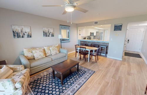 Fort Walton Beach Condominio | Recently renovated 2 bedroom Short walk to the beach Condo by RedAwning