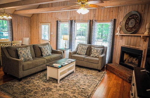 Pine Mountain Cabina | Recently renovated, beautiful chalet just miles from Wild Animal Safari