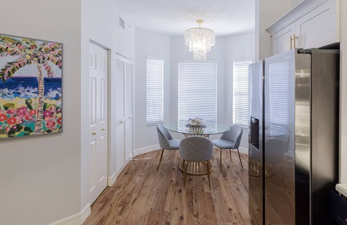 Redevelopment Area Condominio | Recently renovated, fabulous condo! W/ plaza views this is luxury at its finest