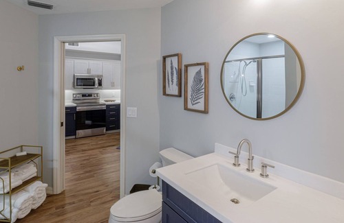 Redevelopment Area Condominio | Recently renovated, fabulous condo! W/ plaza views this is luxury at its finest