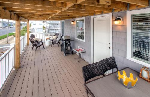 North Beach Haven Apartamento | Recently Renovated LBI Apt with Deck on Beach Block!