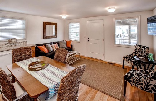 North Beach Haven Apartamento | Recently Renovated LBI Apt with Deck on Beach Block!