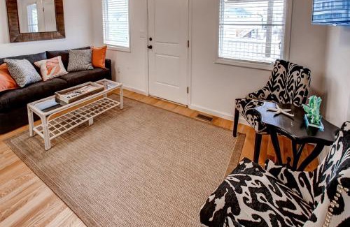 North Beach Haven Apartamento | Recently Renovated LBI Apt with Deck on Beach Block!