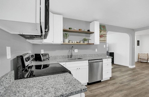 Middletown Casa | Whole house close to amenities, with massage chair, large yard, and pet friendly