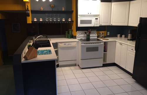 Calgary Apartamento | Amplia suite recientemente renovada de 2 dormitorios que admite mascotas