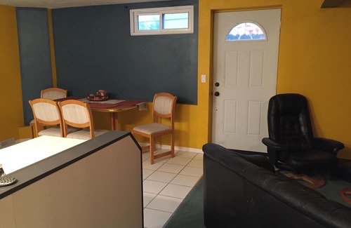 Calgary Apartamento | Amplia suite recientemente renovada de 2 dormitorios que admite mascotas
