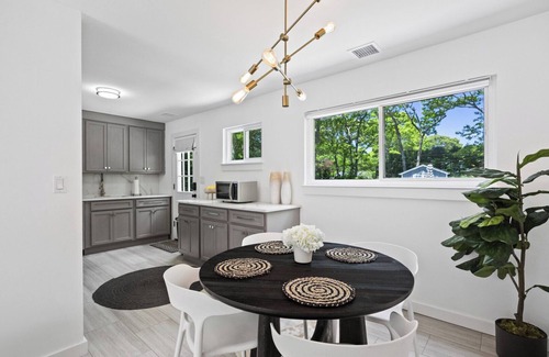 Hampton Bays Casa | Recently Renovated and Modernized Hampton Bays Beach Beach Bungalow Perfect...