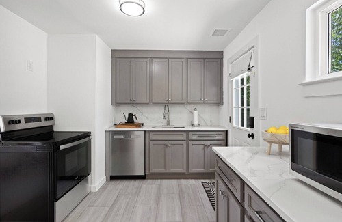 Hampton Bays Casa | Recently Renovated and Modernized Hampton Bays Beach Beach Bungalow Perfect...